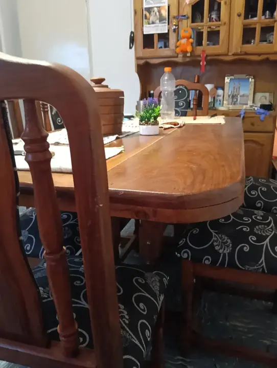 Foto de comprador de Comedor de Algarrobo Premium para 6 Personas con Sillas Tapizadas 1