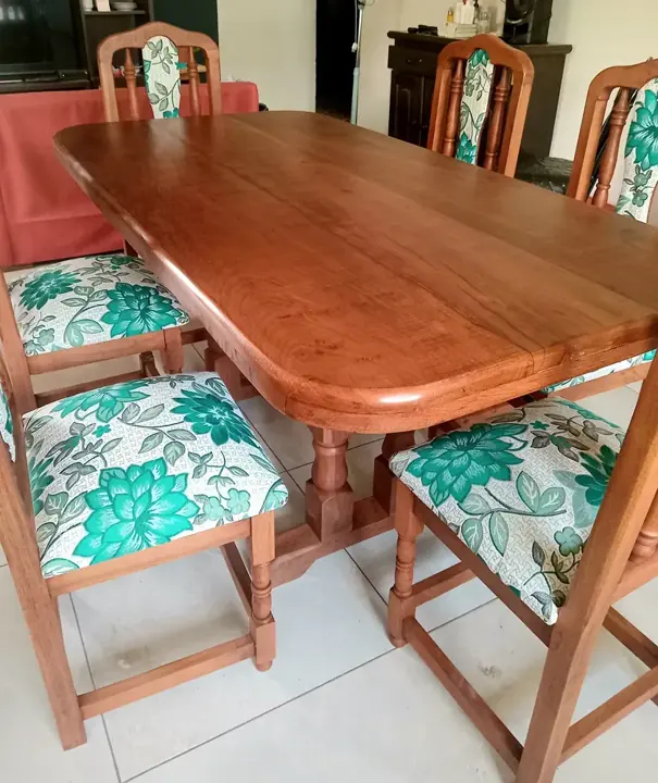 Foto de comprador de Comedor de Algarrobo Premium para 6 Personas con Sillas Tapizadas 2
