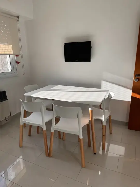 Foto de comprador de Comedor Moderno Rectangular 120x80 con Sillas Milan 5