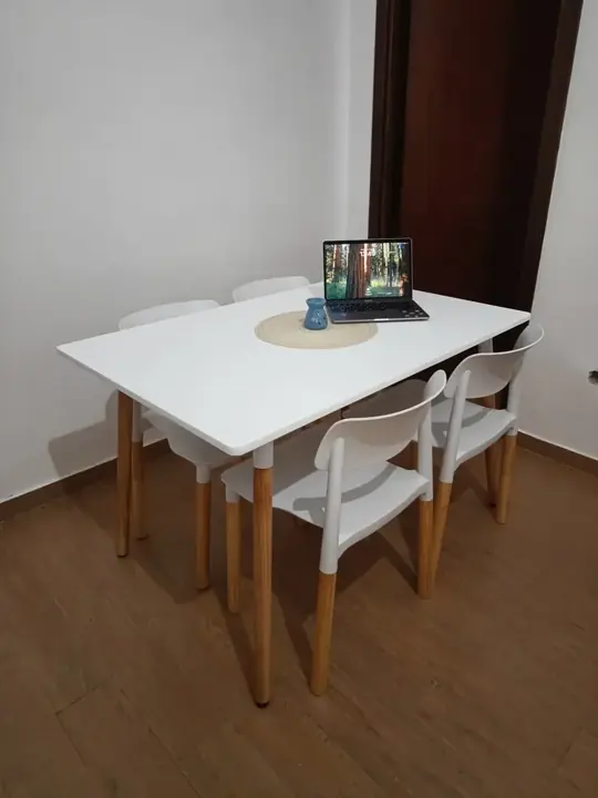 Foto de comprador de Comedor Moderno Rectangular 120x80 con Sillas Milan 6