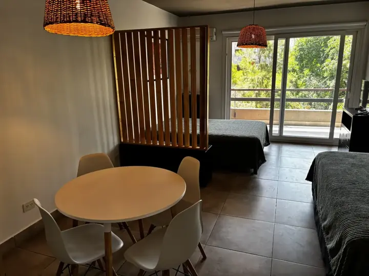 Foto de comprador de Comedor Moderno Redondo Eames para Departamento 1