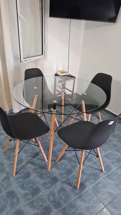 Foto de comprador de Comedor Moderno de Vidrio con Sillas Eames DSW 3