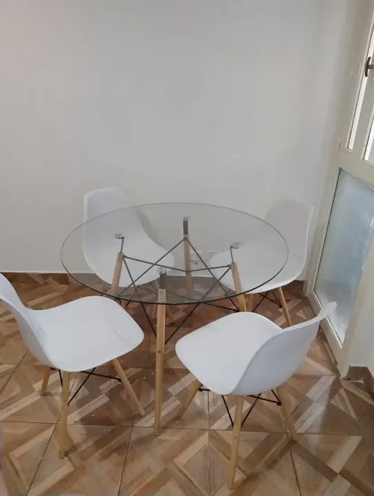 Foto de comprador de Comedor Moderno de Vidrio con Sillas Eames DSW 4