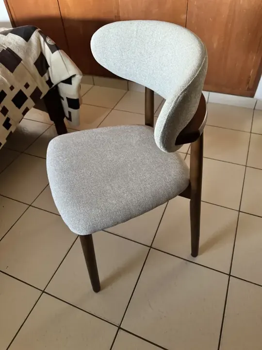 Foto de comprador de Silla de Comedor Pampa Madera Nogal Meihome Deluxe 1