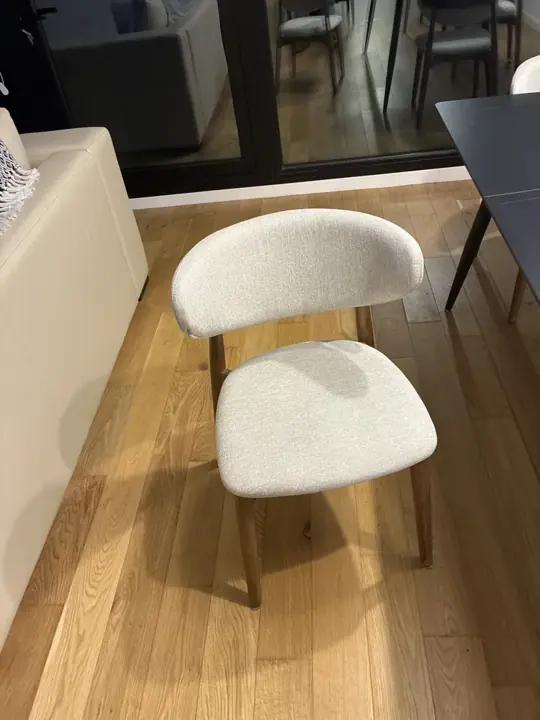 Foto de comprador de Silla de Comedor Pampa Madera Nogal Meihome Deluxe 3
