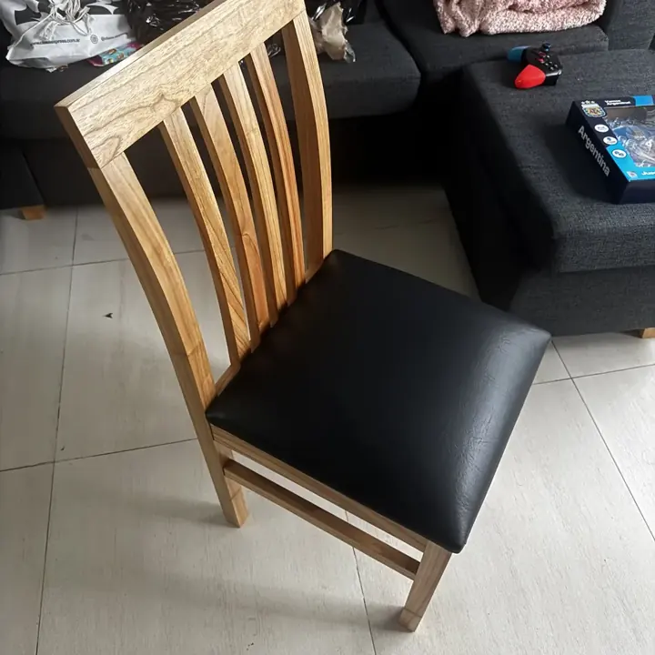 Foto de comprador de Silla Comedor CyN Emilia Estructura Natural Asiento Negro Madera Paraíso 4