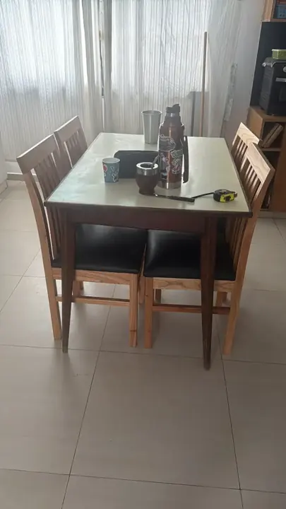 Foto de comprador de Silla Comedor CyN Emilia Estructura Natural Asiento Negro Madera Paraíso 5
