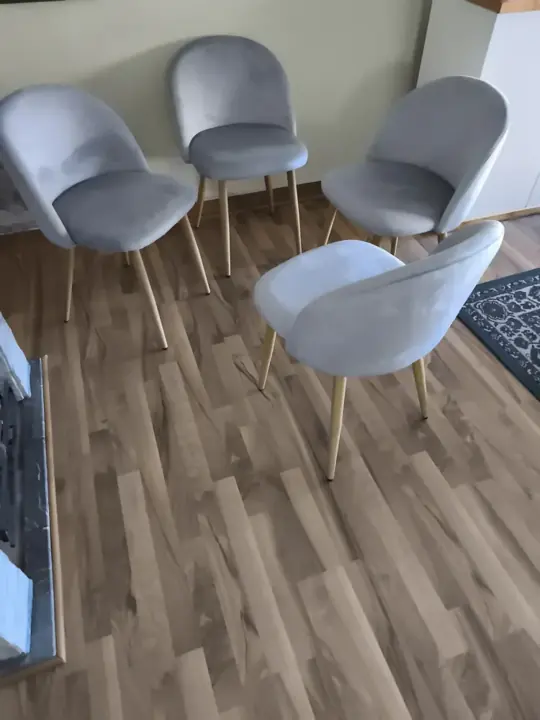 Foto de comprador de Pack 4 Sillas de Comedor Más que Sillas Thea Pana Gris Oscuro 3