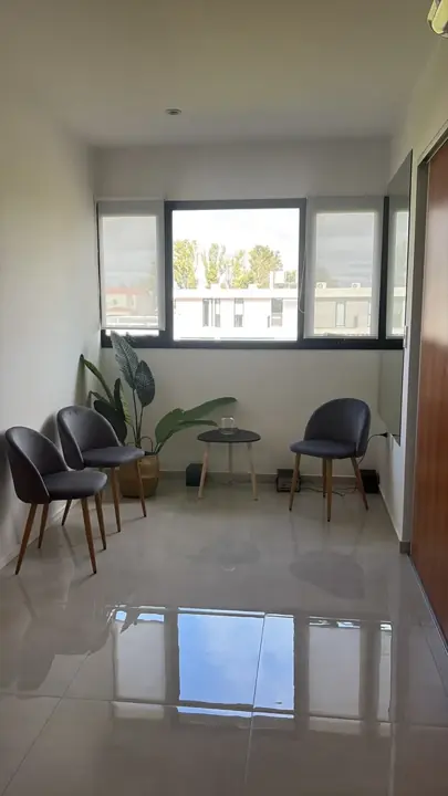 Foto de comprador de Pack 4 Sillas de Comedor Más que Sillas Thea Pana Gris Oscuro 5