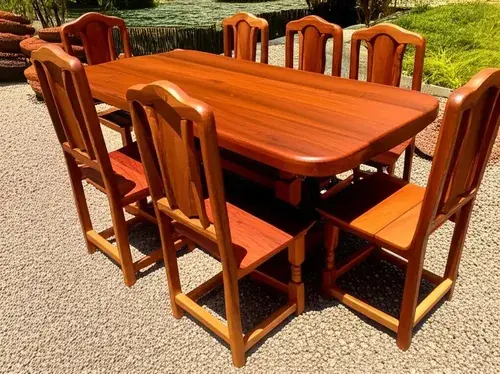 Mesa ovalada de algarrobo La Calandria — detalle de la superficie