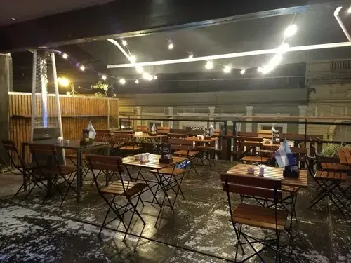 Silla Bistró Parisina — ambientación exterior