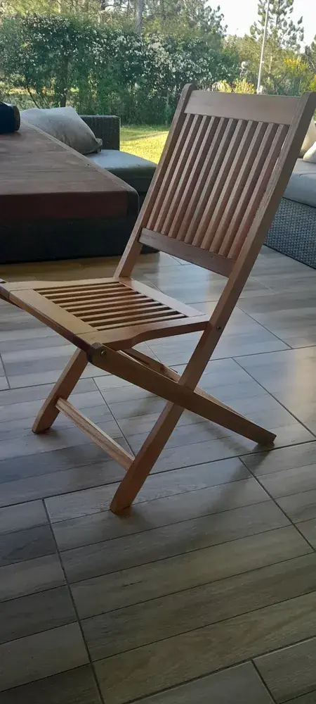 Silla plegable eucalipto en uso exterior