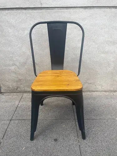 Silla Tolix negra con asiento de madera — detalle lateral