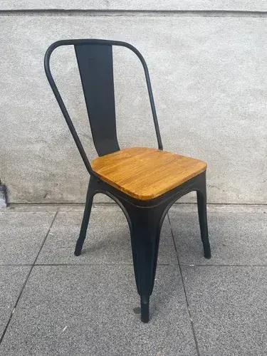 Tolix Emuebles — asiento madera clara detalle