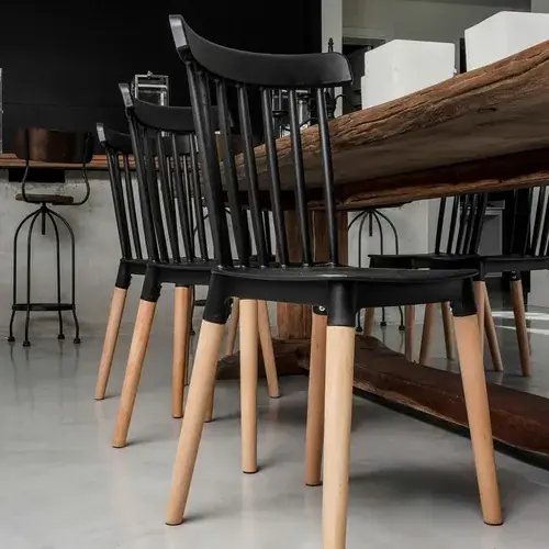 Silla Windsor Negro — detalle pata madera natural